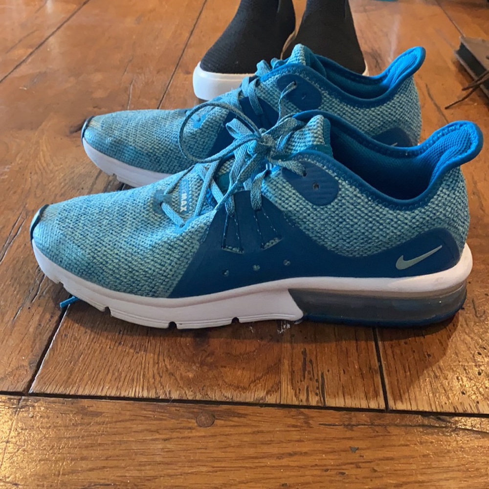 Girls 7Y Nike Shoes - Picture 3 of 3